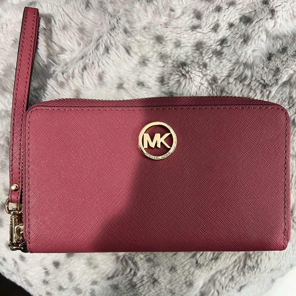 Micheal Kors Pink Clutch Wallet.